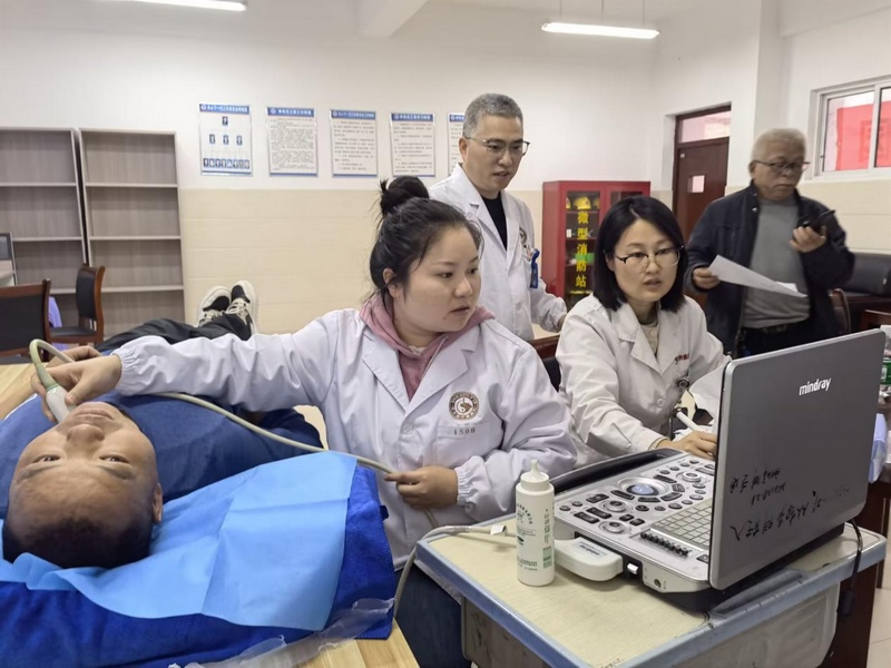 貴醫附院幫扶專家與甕安縣中醫醫院醫生為當地中學的職工免費做兩癌篩查及醫學科普。