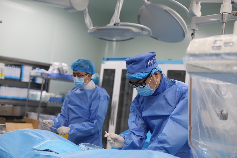 貴醫(yī)附院幫扶專家在七星關區(qū)人民醫(yī)院開展手術。