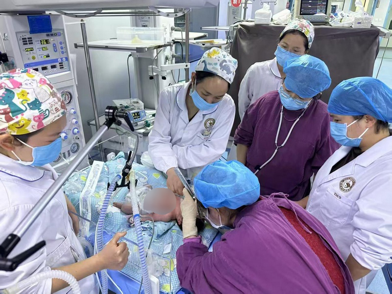 貴醫(yī)附院新生兒科幫扶專家與甕安縣中醫(yī)醫(yī)院醫(yī)生一起搶救新生兒。