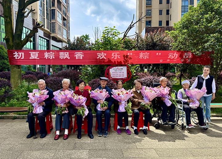 鄰里老少同樂迎雙節。