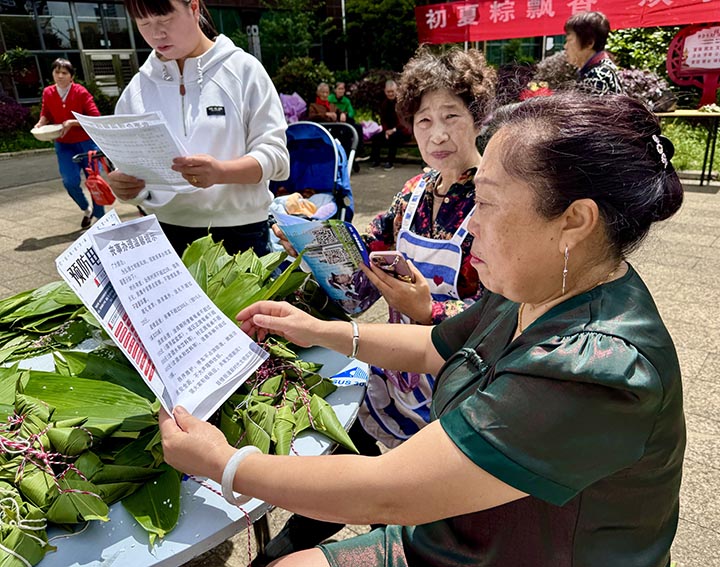鄰里老少同樂迎雙節。