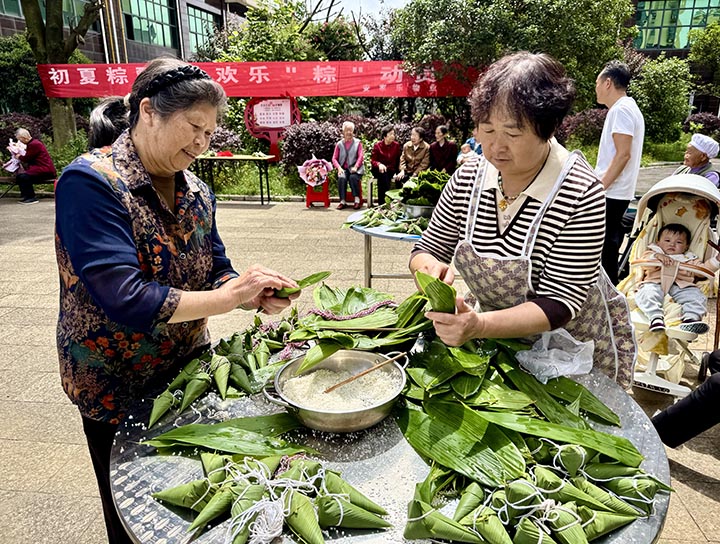 鄰里老少同樂迎雙節。