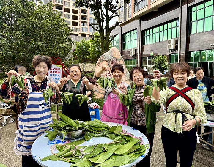 鄰里老少同樂迎雙節。
