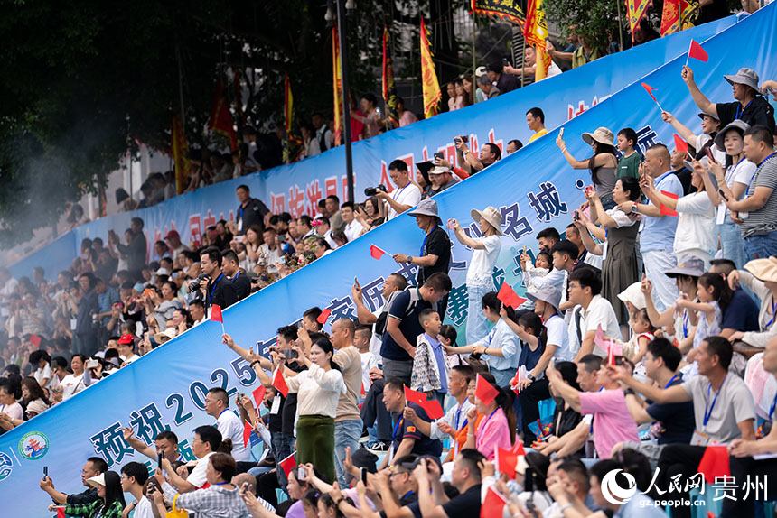 賽龍舟文化節開幕式現場。人民網記者 涂敏攝