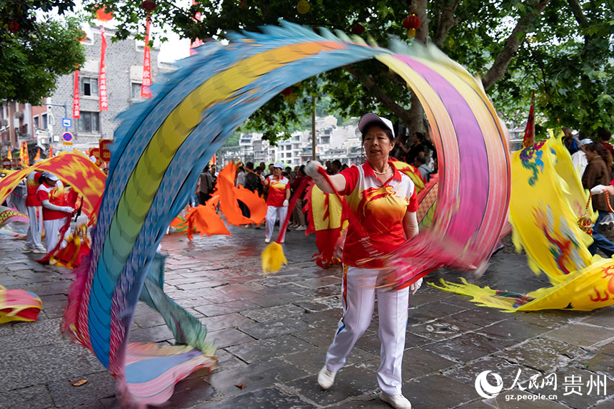 賽龍舟文化節的陸上游行。人民網記者 涂敏攝
