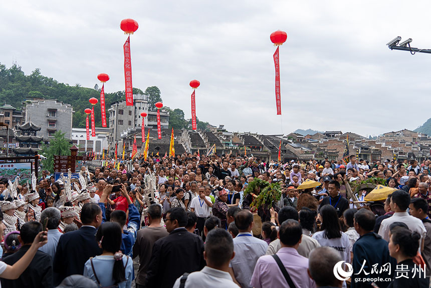 賽龍舟文化節的陸上游行現場。人民網記者 涂敏攝