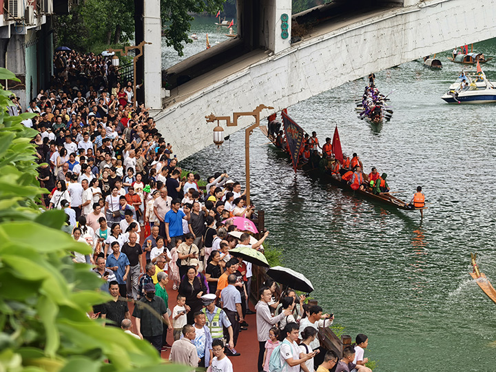 2025年5月25日 碧江“龍舟游江”現場。碧江區融媒體中心供圖