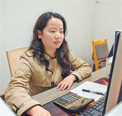 周金菊在處理工作。本報(bào)記者 程 煥攝