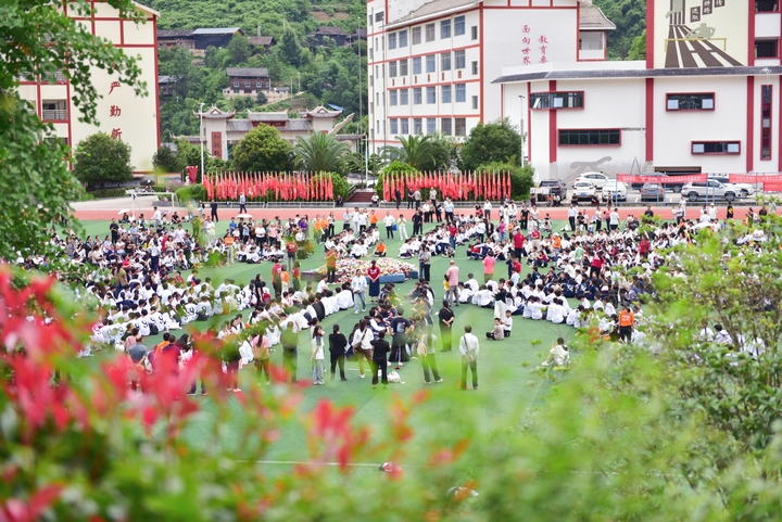 劍河民族中學高考前減壓活動“零食大作戰”活動現場。姜澤光攝 攝 (6).jpg