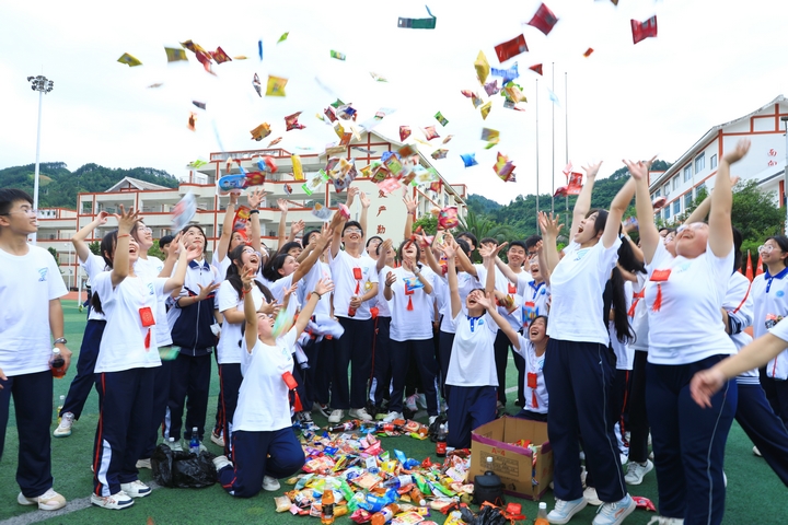 劍河民族中學高考前減壓活動“零食大作戰”活動現場。楊潔茹 攝 (1).jpg