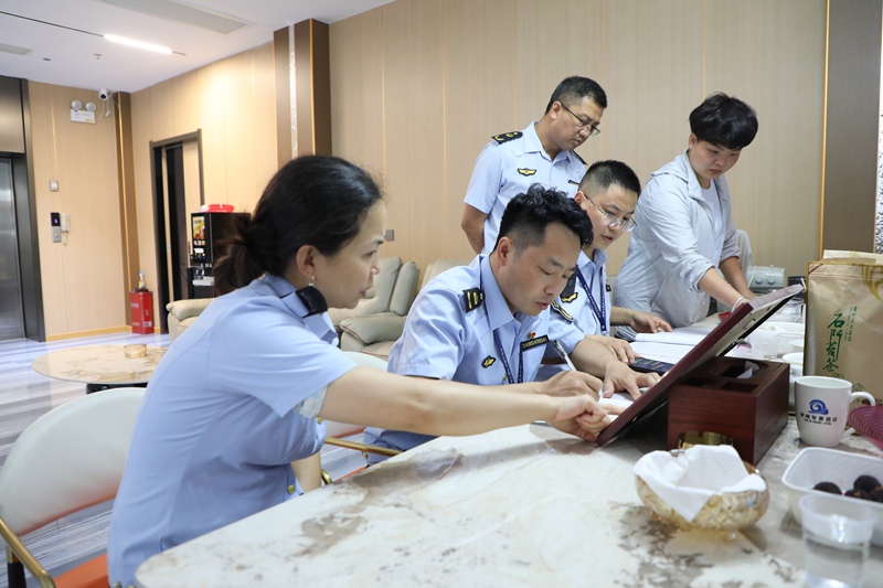 圖為工作人員進行特種設備檢查現場。