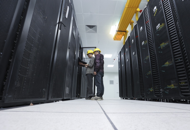 全國一體化算力網絡國家（貴州）樞紐節點主算力基地機房內 ，技術人員正在測試。石照昌攝