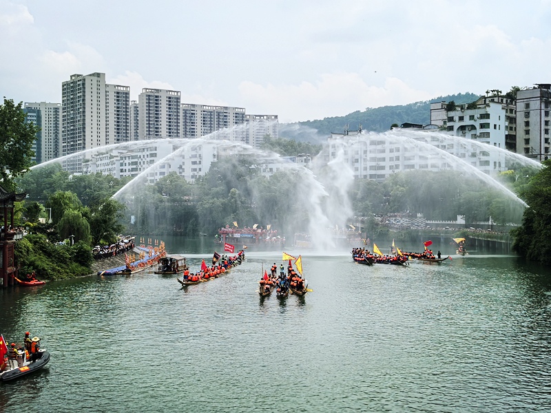 龍舟游江。張欣攝