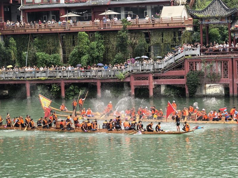 龍舟游江。張欣攝