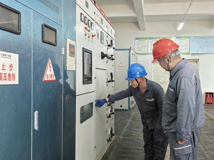 技術人員展開“地毯式”隱患排查。