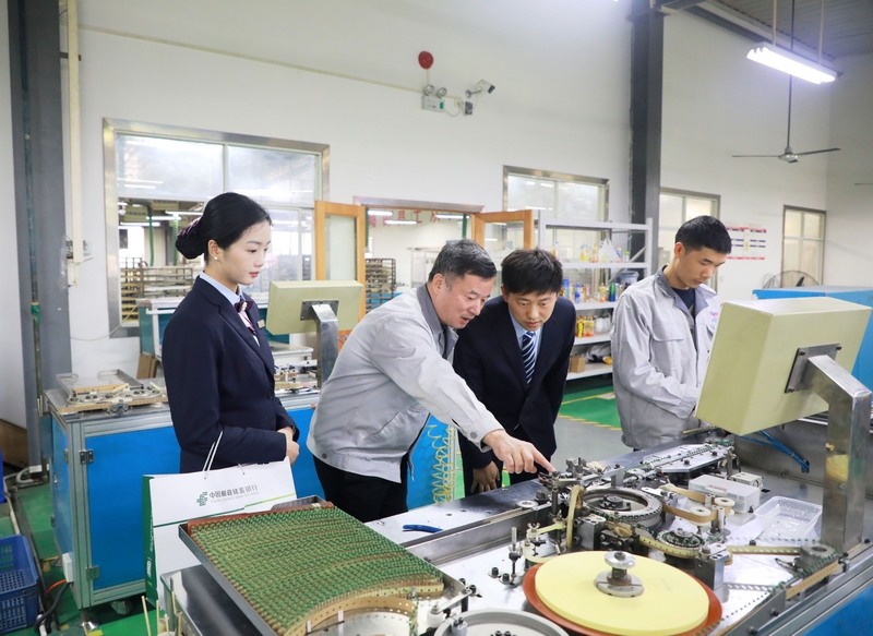 郵儲銀行黔東南州分行客戶經理走訪科技型企業。