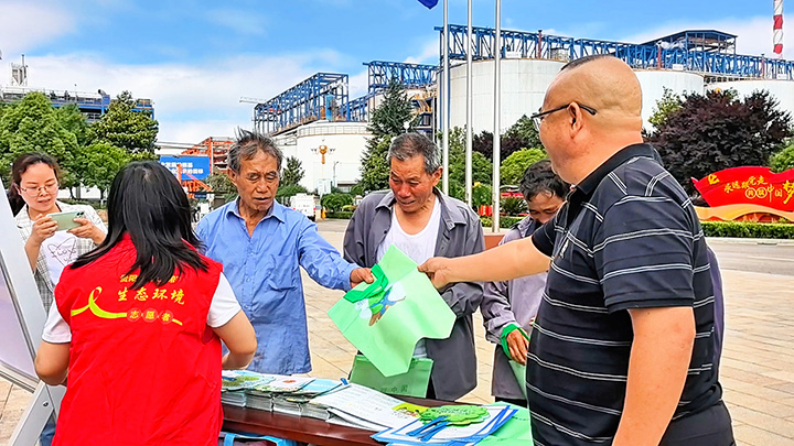 發(fā)放環(huán)保宣傳資料。