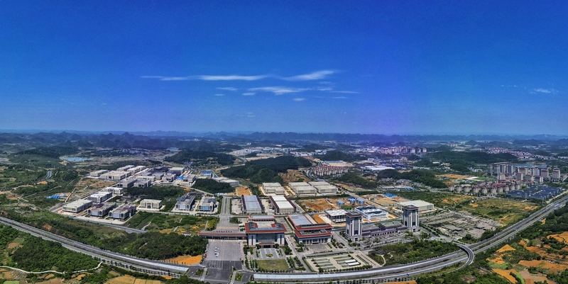 俯瞰貴安綜合保稅區(qū) 。石照昌攝.jpg