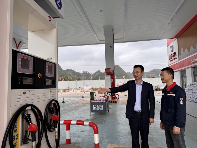 圖2 郵儲(chǔ)銀行工作人員走訪加油站。郵儲(chǔ)銀行貴州省分行供圖