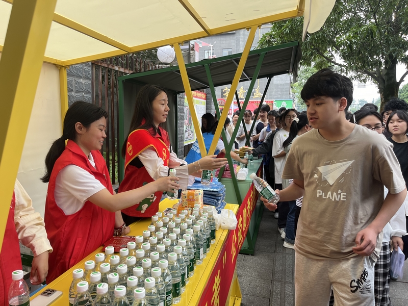 國家稅務總局金沙縣稅務局聯合團縣委、總工會等部門，組織黨員干部在高考期間開設志愿者服務站，為考生發放礦泉水、文具等物資。敖歡攝