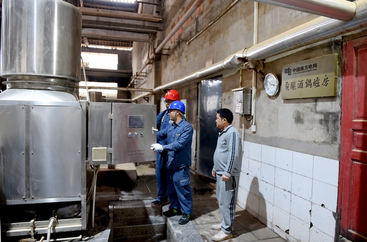 南方電網貴州遵義供電局工作人員對“電釀酒”的電鍋爐設備進行用電檢查。陳舉 攝.JPG