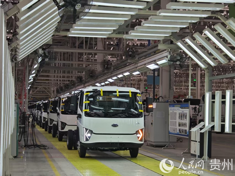 貴州長江汽車公司總裝車間一隅。人民網 黃小桃攝.jpg