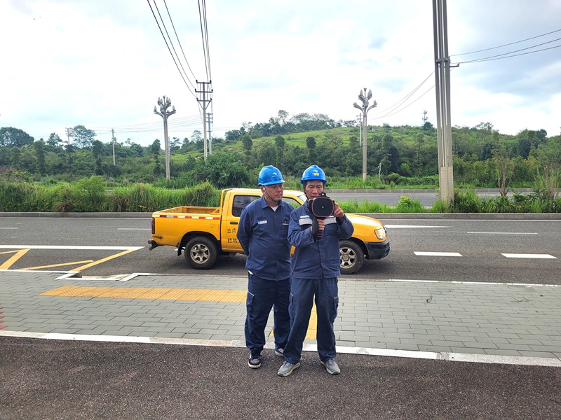 貴安供電局工作人員利用無人機、紅外測溫儀等智能化設備對電力線路進行巡檢。孔德偉攝