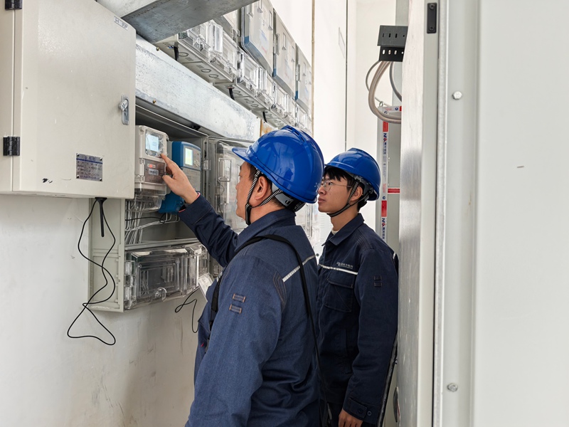 貴安供電局工作人員在貴安綜保區進行“一企一表”改造工作。滕德云攝