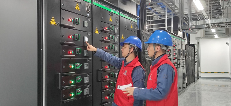 貴安供電局“云上貴安”黨員服務隊深入大數據企業進行電力排查。滕德云攝