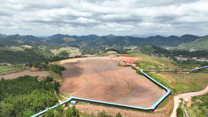 清鎮(zhèn)市麥格鄉(xiāng)小靛山村豆腐沖采礦治理點，復墾區(qū)航拍圖。陸勁松 攝.jpg