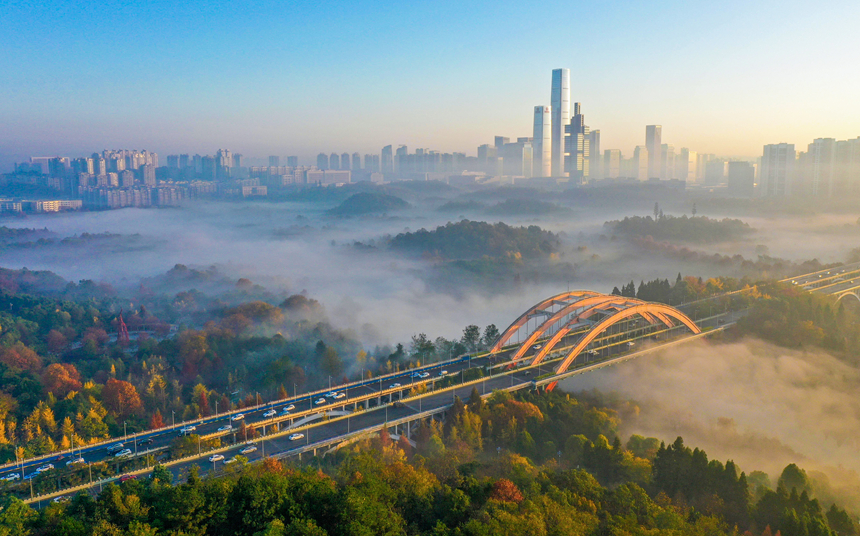 觀山湖公園晨霧繚繞宛若仙境。喬啟明攝
