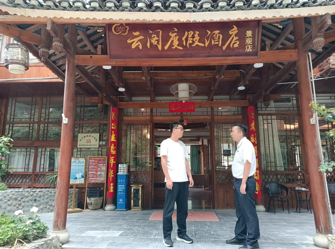 陸玉海(左)向肇興支行工作人員咨詢最新金融產(chǎn)品.