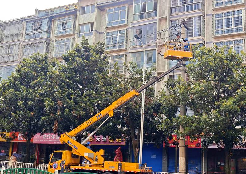 工作人員正在開展供電設(shè)備檢修提升供電可靠性。王進(jìn)攝