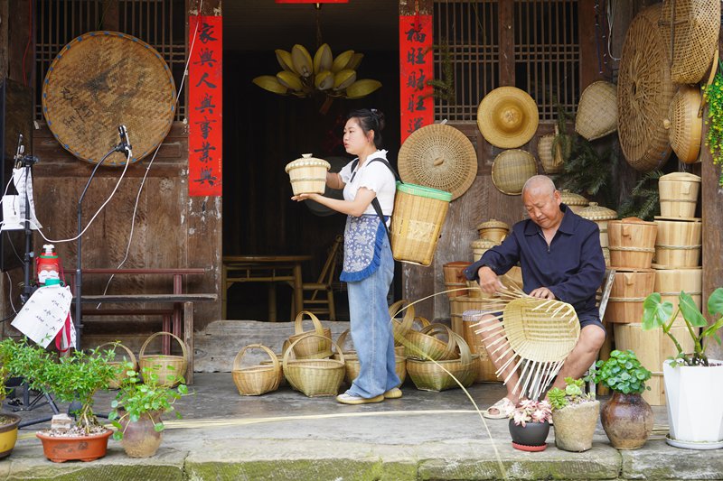金沙縣五龍街道“技能培訓+產品開發+直播帶貨”全鏈條模式“手藝經濟”為轄區老人提供竹篾編織工作。