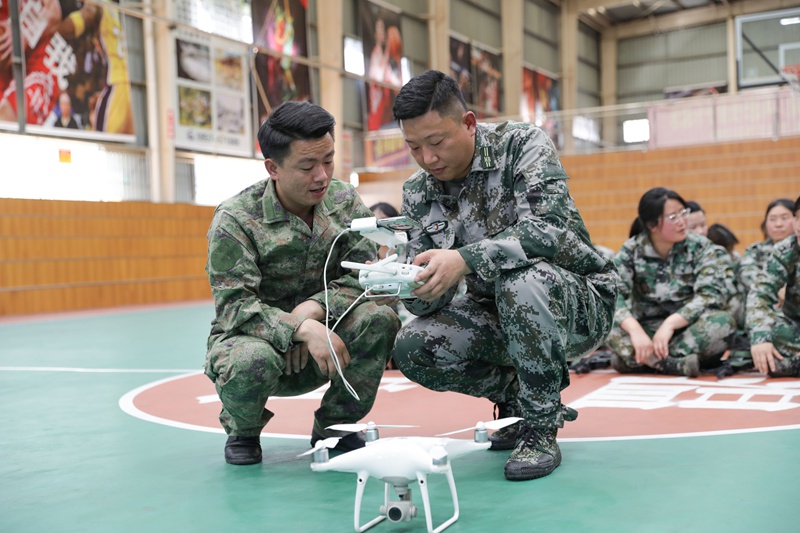 青龍街道組織干部學習無人機操作使用。廖槐花攝