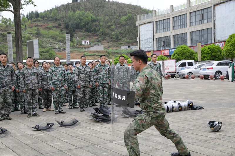 青龍街道正在開展防爆裝備操作使用。廖槐花攝