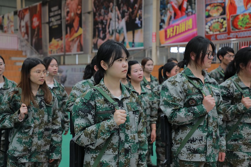 七星關區青龍街道辦事處“三項教育”專項行動參訓學員進行軍事教育。