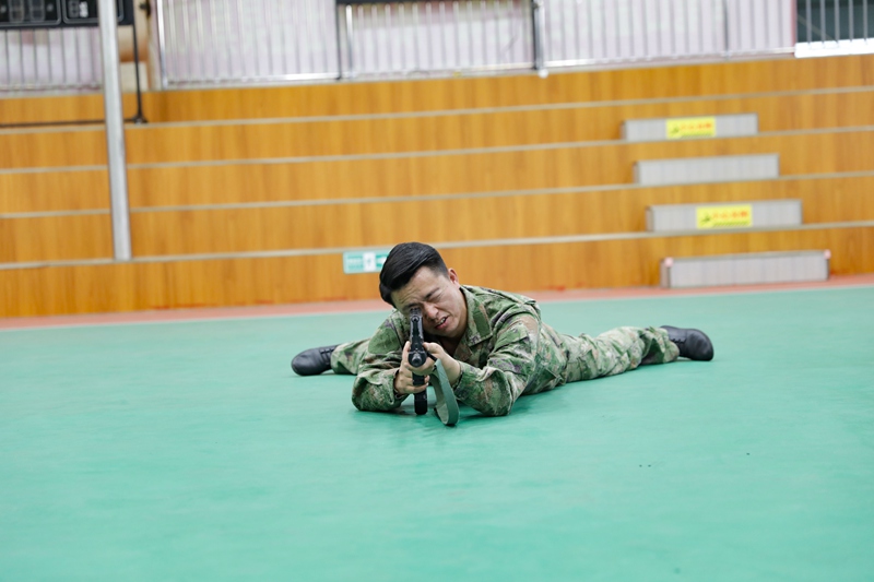 青龍街道正在組織干部進行輕武器操作使用。廖槐花攝