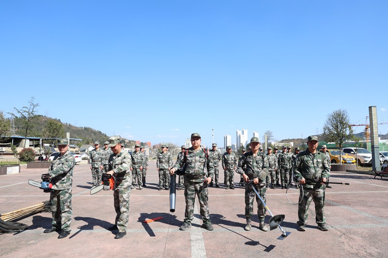 鴨池鎮開展2025年“三項教育”專項行動無人機、參訓人員實操森林滅火裝備。伍應龍攝