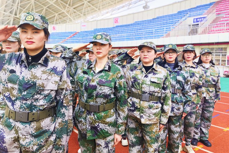 市西街道“三項教育”專項行動軍事訓練在三板橋奧林匹克體育場正式開訓。劉蘇黔攝