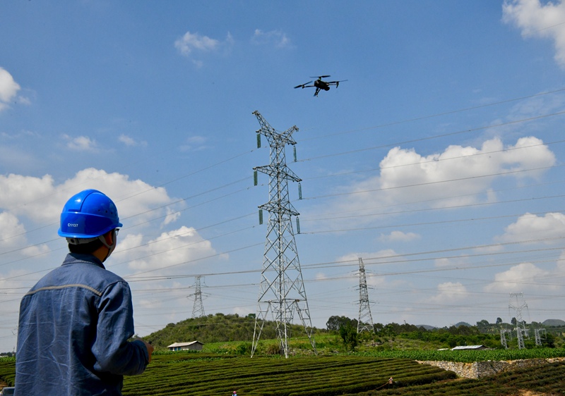 南方電網興義供電局工作人員采用無人機對220千伏線路巡視。