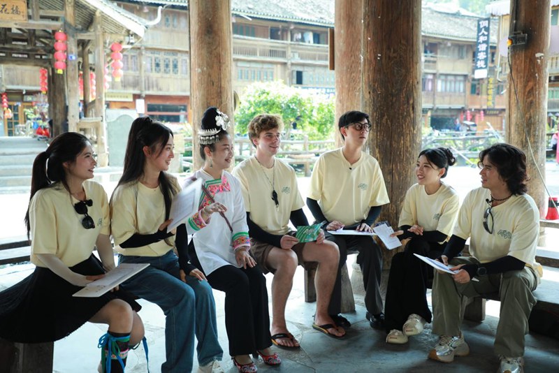 嘉賓們跟著侗族大歌國家級傳承人楊正蓮學習多聲部合唱。