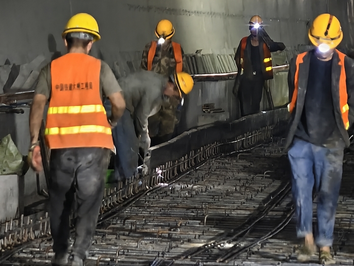 毫米級精度筑造高鐵底盤!盤興鐵路無砟道床施工沖刺收官。