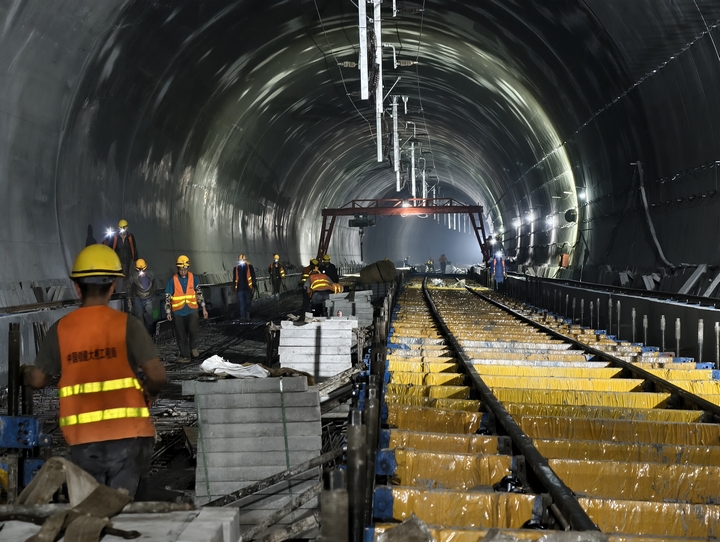 毫米級精度筑造高鐵底盤!盤興鐵路無砟道床施工沖刺收官。