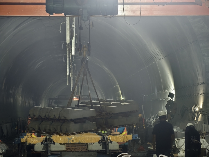 毫米級精度筑造高鐵底盤!盤興鐵路無砟道床施工沖刺收官。