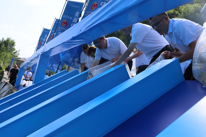 思林發(fā)電廠庫區(qū)放流現(xiàn)場。