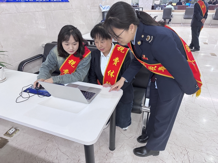 在稅務人員的引導下,“稅務體驗師”圍繞日常辦稅中遇到的辦稅場景,體驗電子稅務局登錄、申報以及電子發票開具等業務。