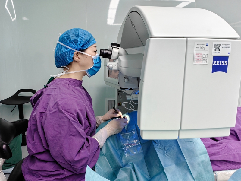 醫(yī)生在為患者實(shí)施手術(shù)。