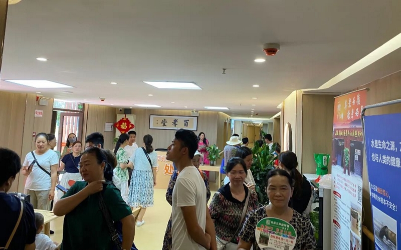 老人們在熟悉的社區(qū)環(huán)境中能享受豐富多彩的生活。