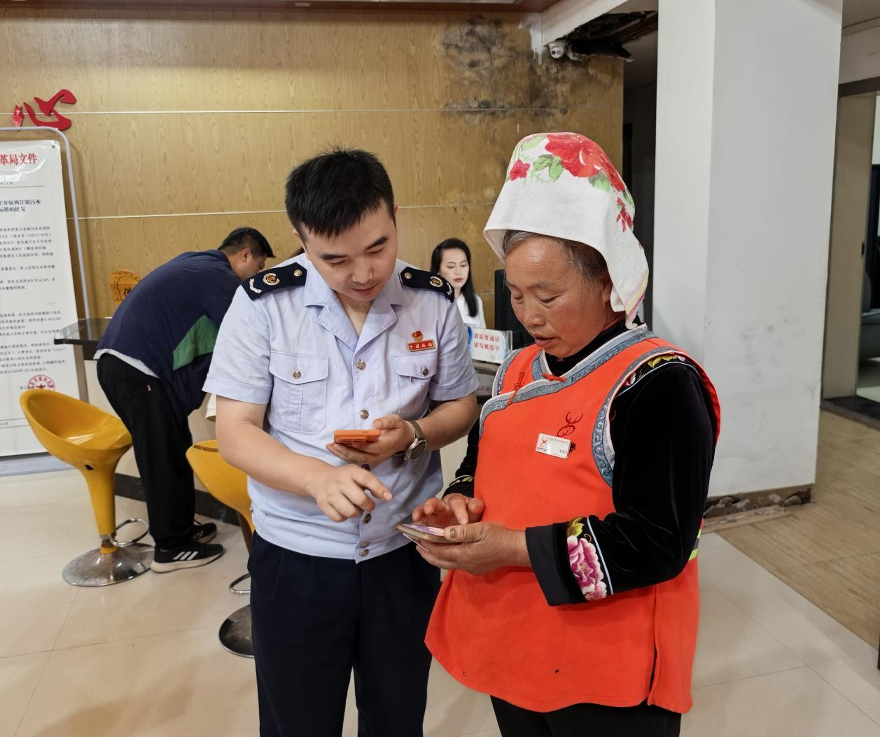 稅務(wù)干部為環(huán)衛(wèi)工人講解個稅匯算流程。